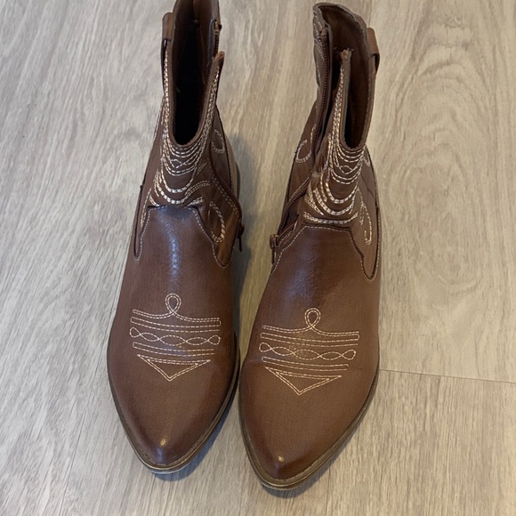 Women’s Brown Western Boots - Picture 1 of 3